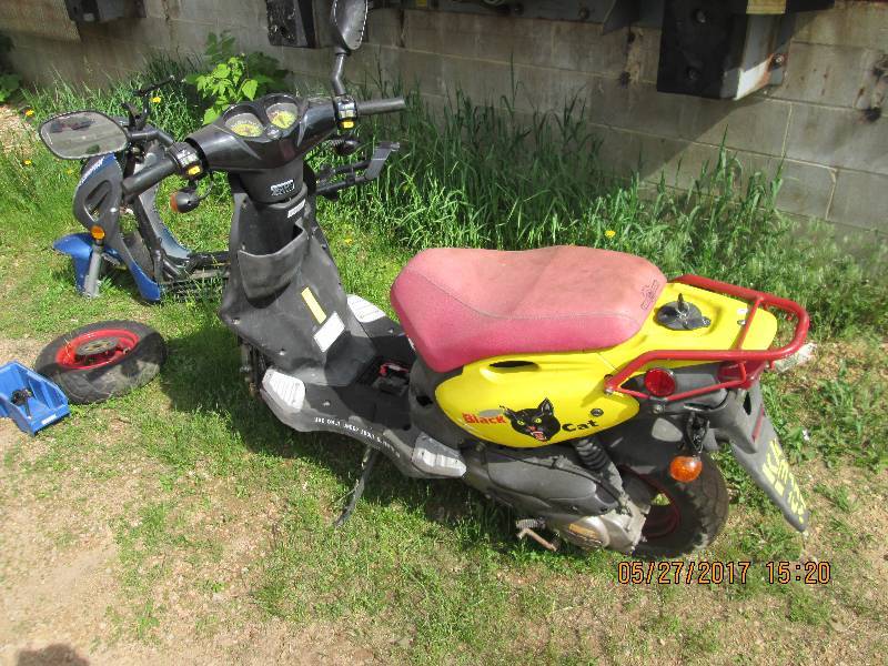 2006 Genvine Black Cat scooter with extra p...