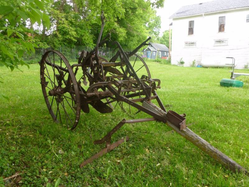 lot 3 image: Antique Cultivator