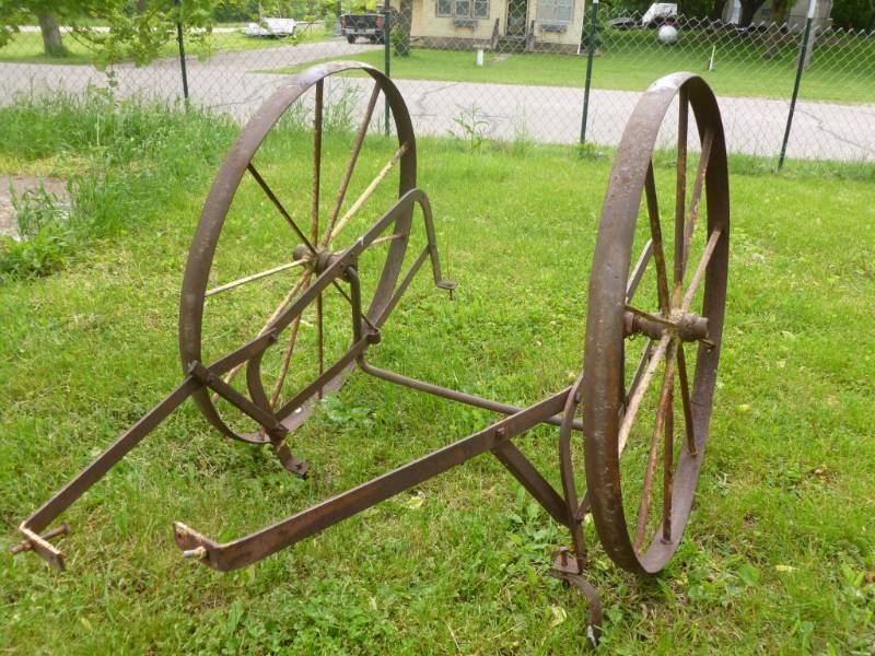 lot 4 image: Antique Milk Can Slop Cart