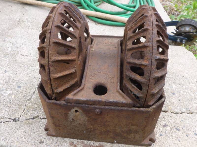 lot 6 image: Vintage Hog Oilier