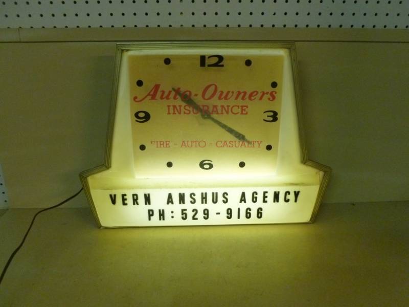 lot 9 image: Vintage Lightup Clock