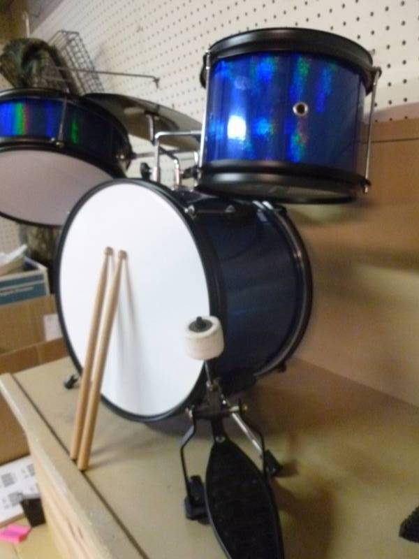 lot 19 image: Kids Drum Set