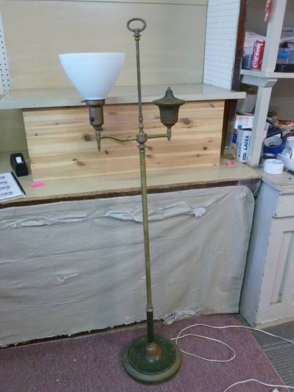 lot 42 image: Vintage Floor Lamp