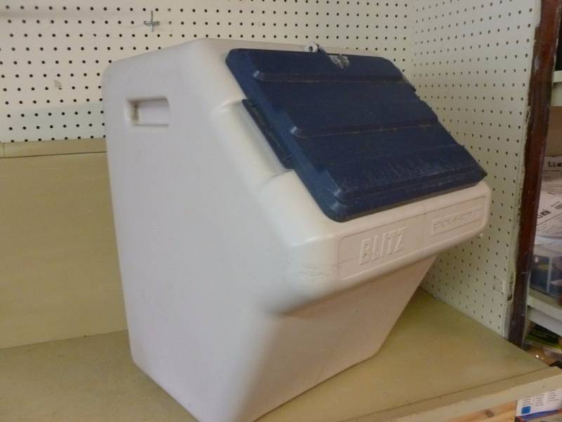 lot 45 image: Pet Food Bin