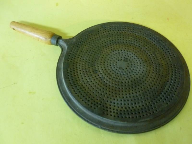 lot 67 image: Vintage Bed Warmer