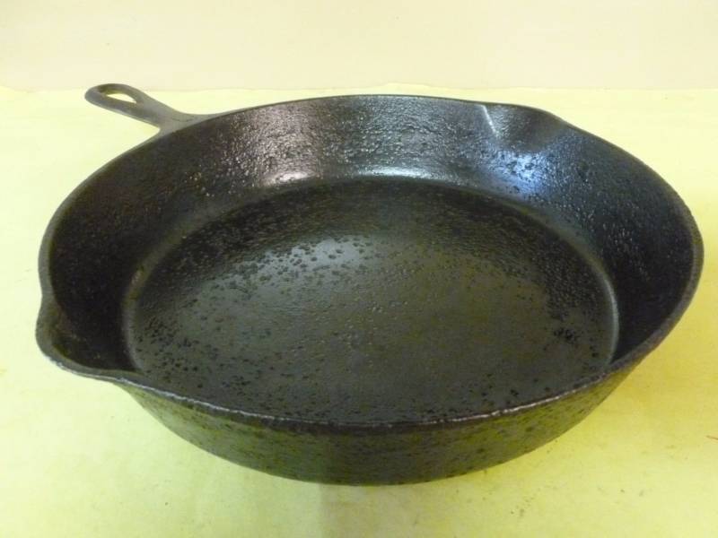 lot 71 image: Vintage Griswold Cast Iron Pan