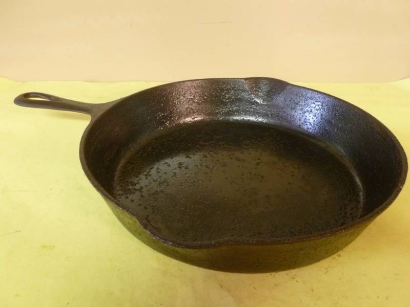 lot 72 image: Vintage Griswold Cast Iron Pan
