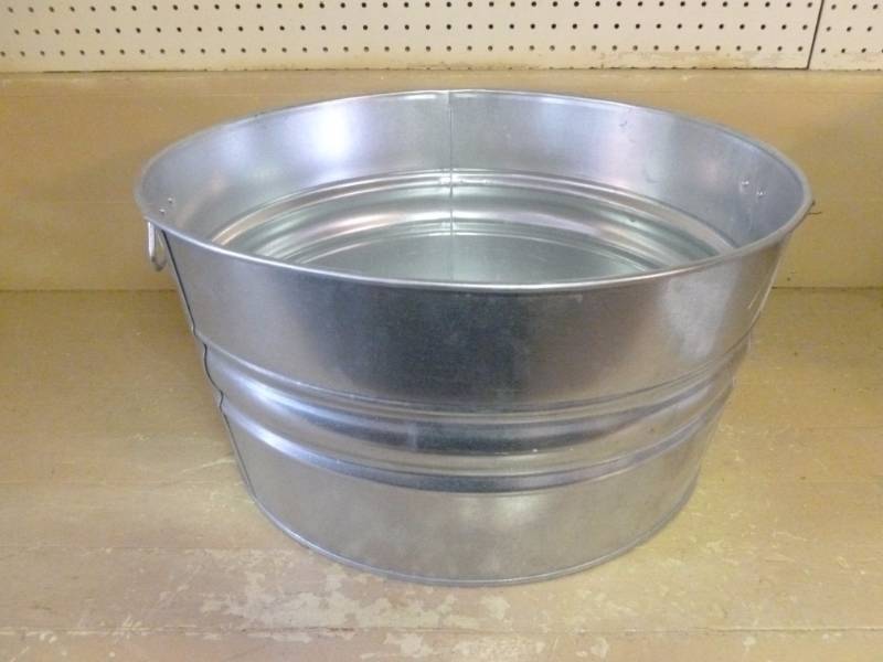lot 79 image: Metal Washtub