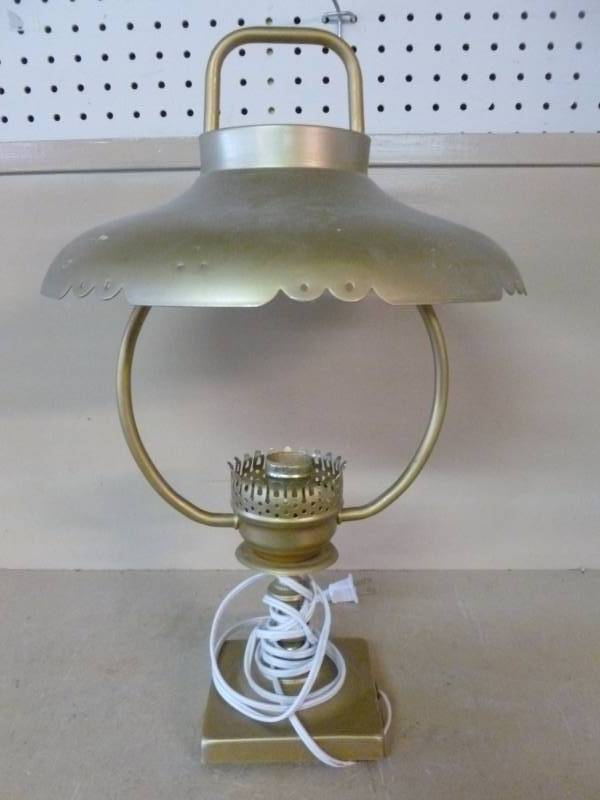 lot 110 image: Lamp
