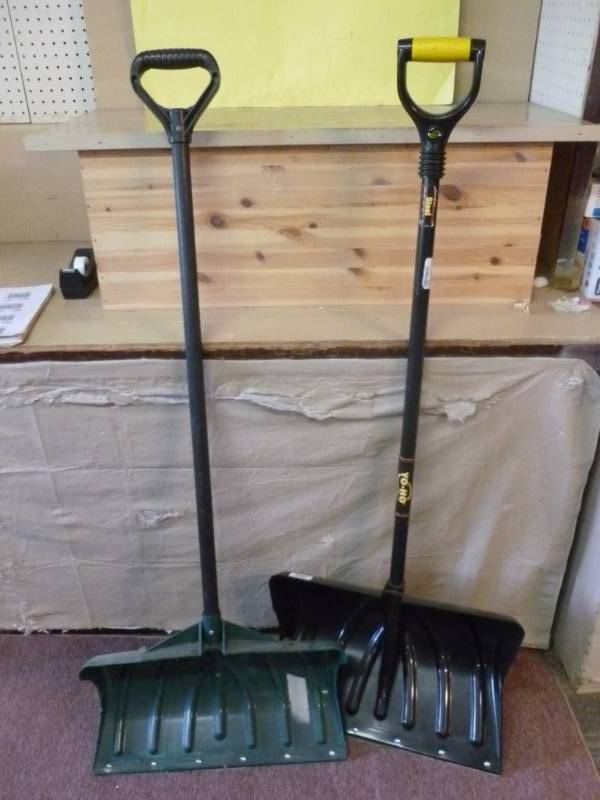 lot 149 image: Snow Shovels