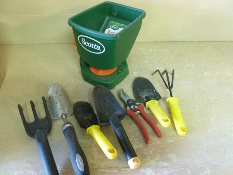 lot 152 image: Lawn And Garden Items