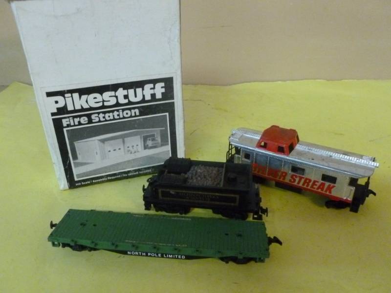 lot 162 image: HO Scale Train Cars