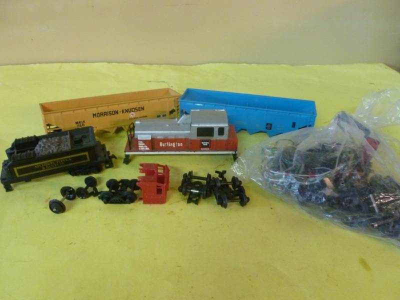 lot 164 image: HO Scale Train Cars