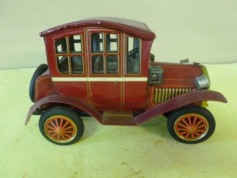 lot 171 image: Vintage Tin Toy