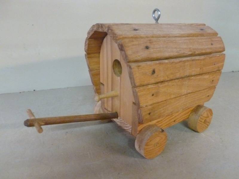 lot 280 image: Wagon Bird House