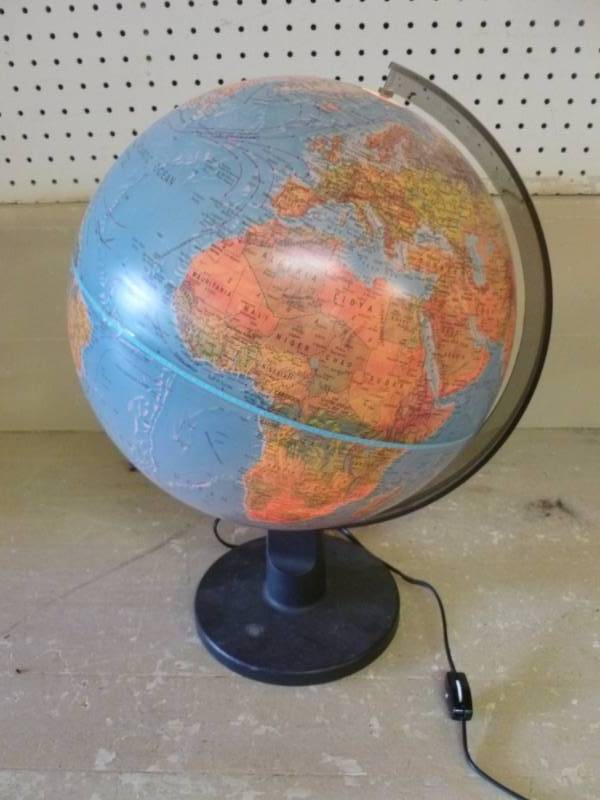 lot 285 image: Light Up Globe