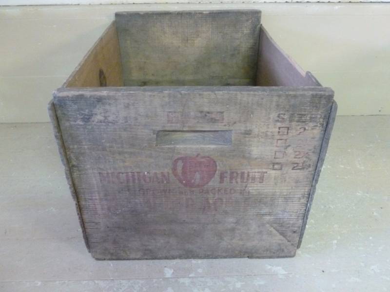 lot 290 image: Vintage Wooden Box