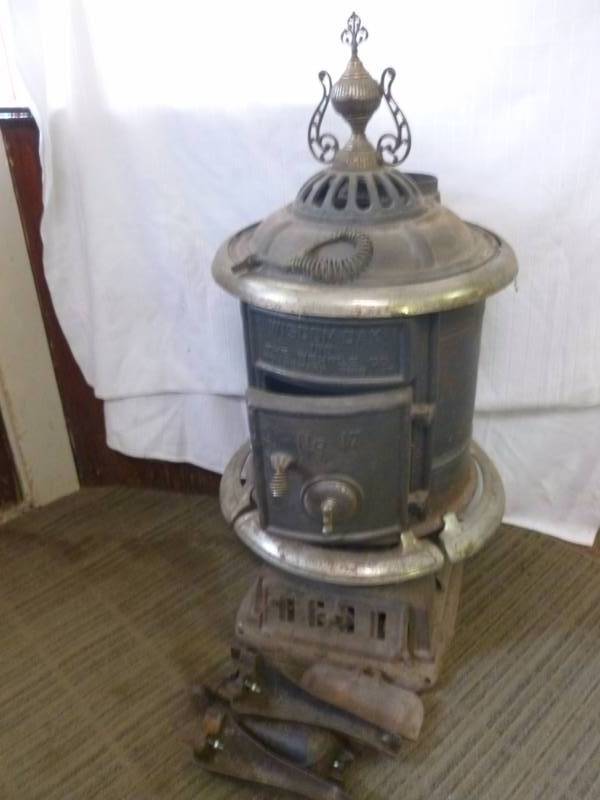 lot 298 image: Vintage Cast Iron Stove