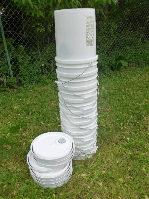 lot 324 image: Pails
