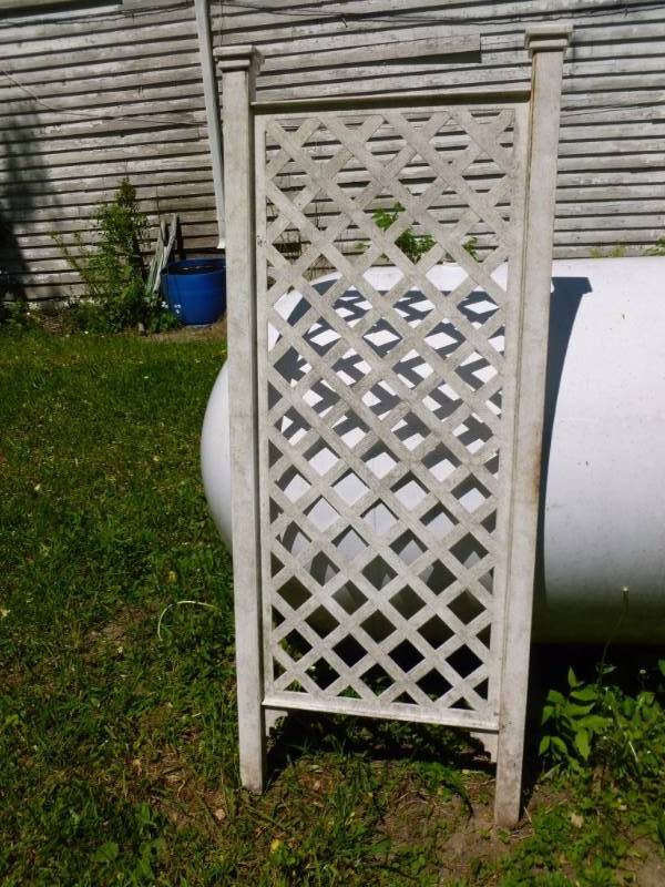 lot 330 image: Garden Trellis