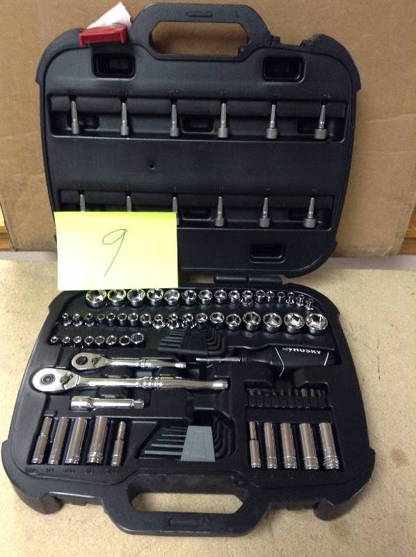 lot 9 image: Husky 92 Piece Mechanics Tool Set