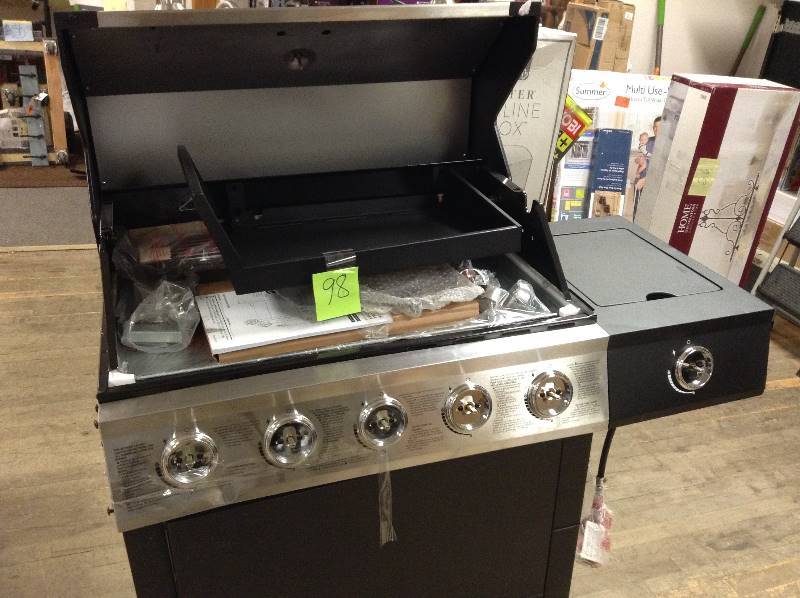 lot 98 image: Dyna Glo 6 Burner Grill missing the 2  Leg end tipsnever used it has small dents