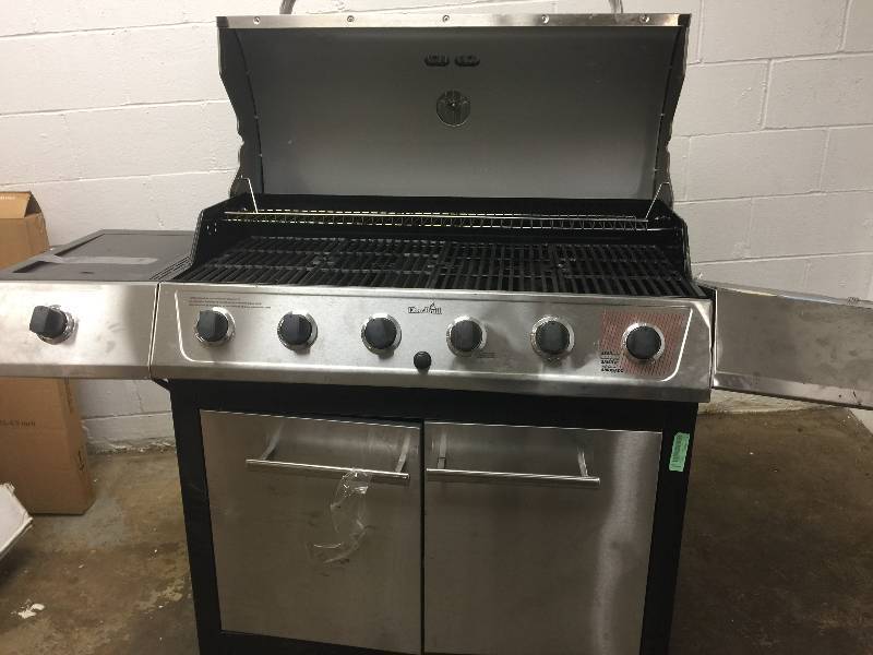 lot 60 image: Char-Broil Classic 6-Burner Gas Grill  used whit small damge missing one wheell