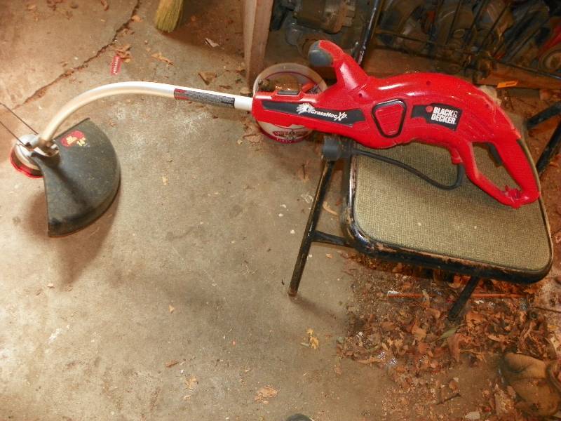 lot 182 image: BLACK & DECKER STRING TRIMMER