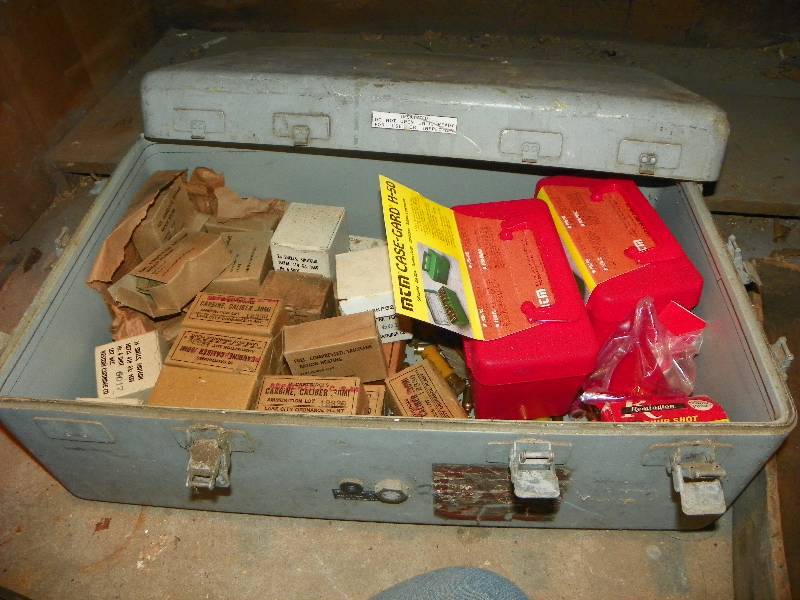 lot 200 image: VARIETY BOX OF SHELLS AND BULLETS