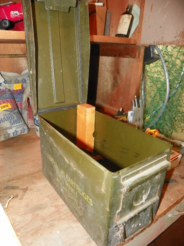 lot 206 image: METAL AMMO BOX WITH CONTENTS