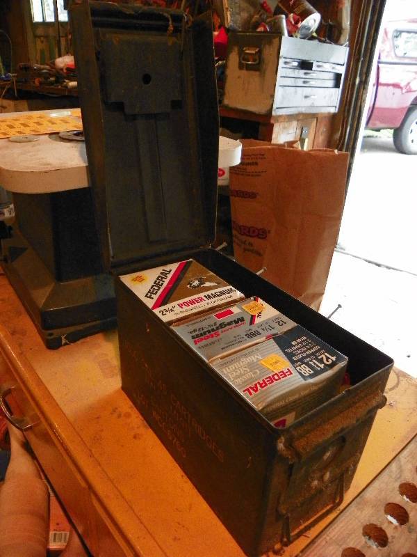 lot 7 image: METAL AMMO BOX WITH 12 GAUGE SHOT GUN SHELLS
