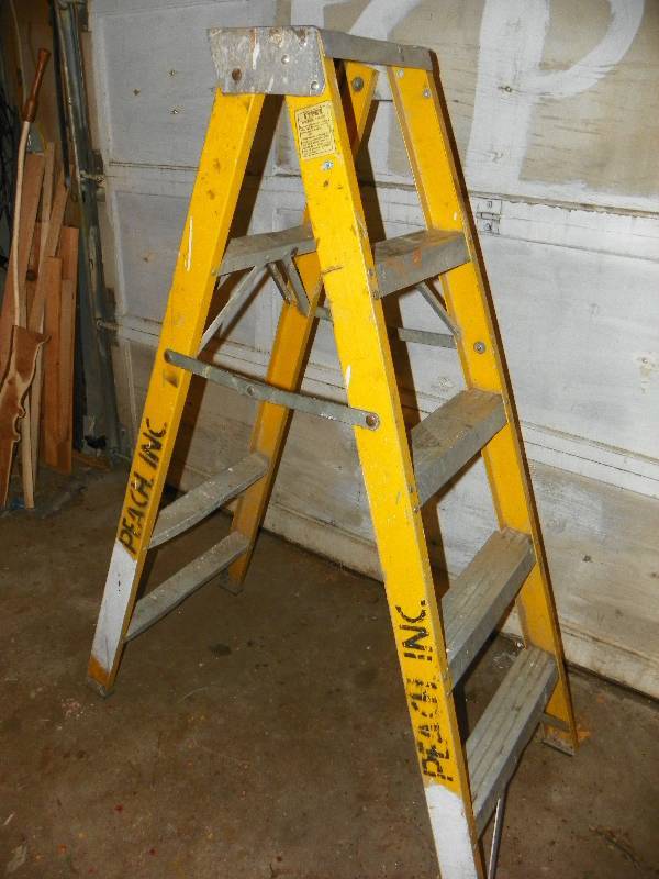 lot 15 image: A-FRAME LADDER