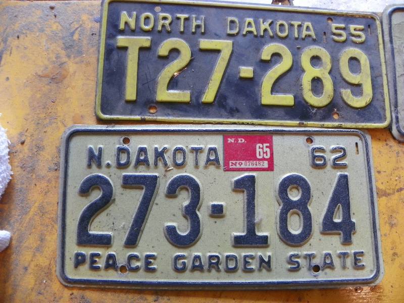 lot 31 image: VINTAGE LICENSE PLATES