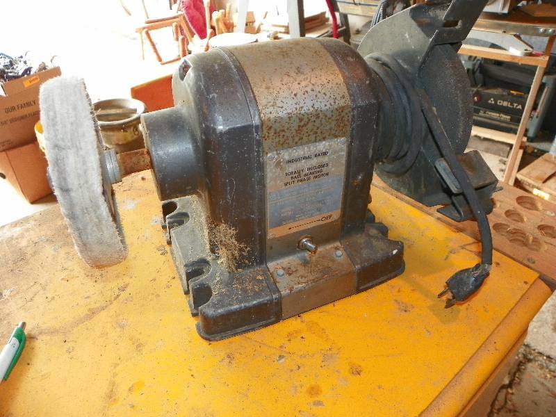 lot 40 image: BENCH GRINDER AND BUFFER
