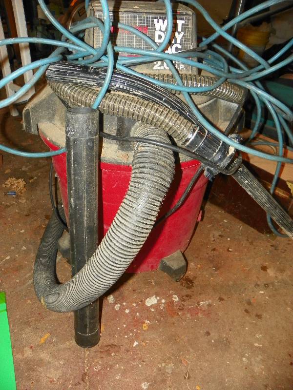 lot 114 image: SEARS CRAFTSMAN 16 GALLON WETDRY VAC WITH EXTENSION CORD