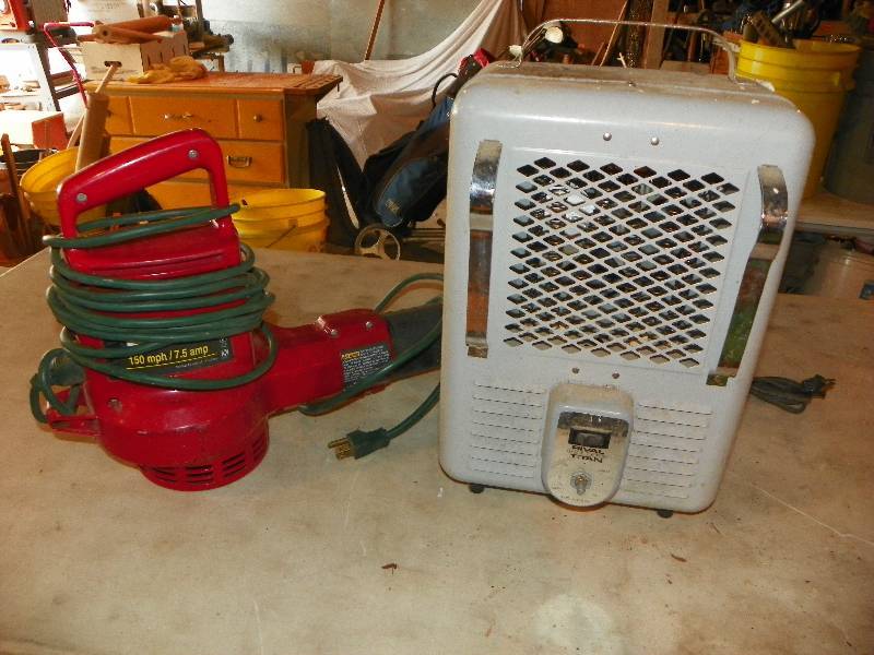 lot 117 image: SPACE HEATER AND LEAF BLOWER
