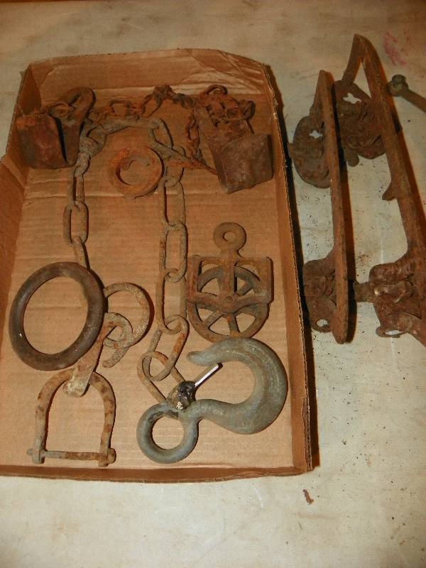 lot 118 image: METAL PULLEY AND CHAINS