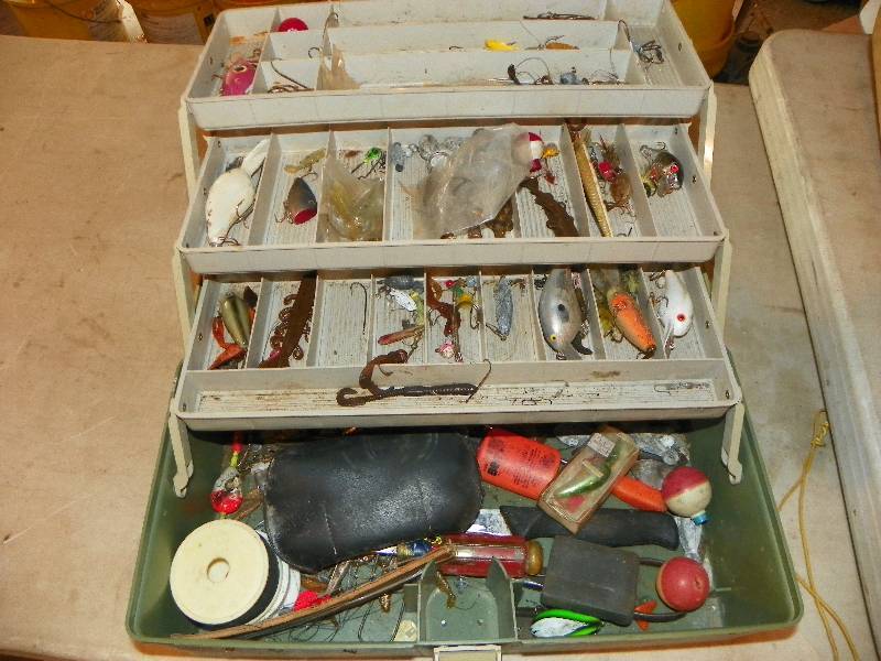 lot 122 image: TACKLE BOX WITH LURES