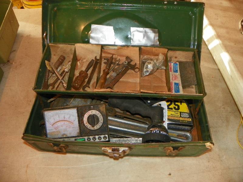 lot 132 image: METAL TOOLBOX WITH CONTENTS