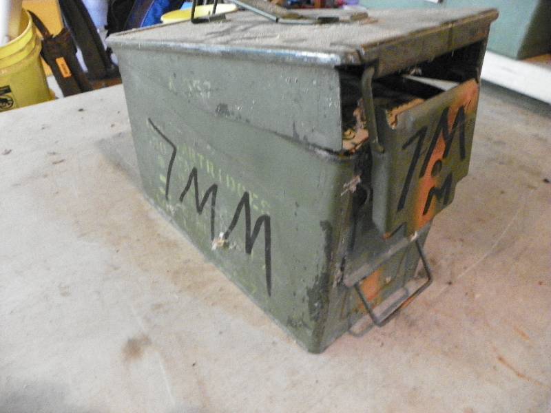 lot 144 image: METAL AMMO BOX WITH SHELLS