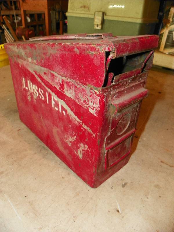 lot 145 image: METAL AMMO BOX WITH SHELLS