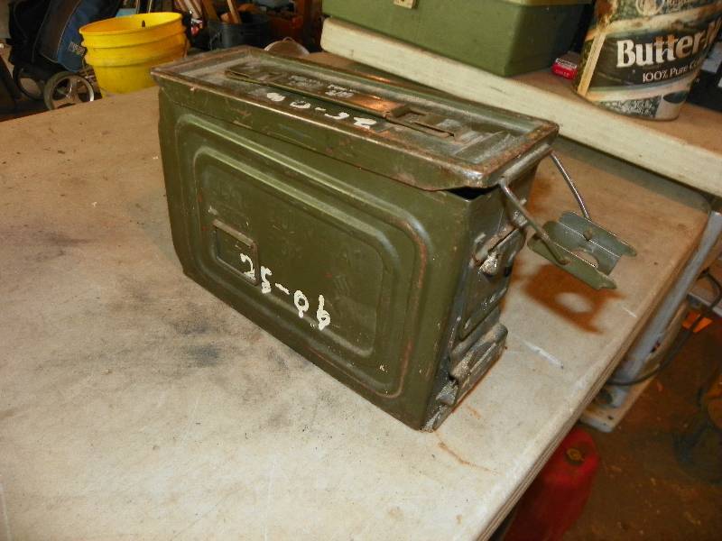 lot 146 image: METAL AMMO BOX WITH 44 SHELLS