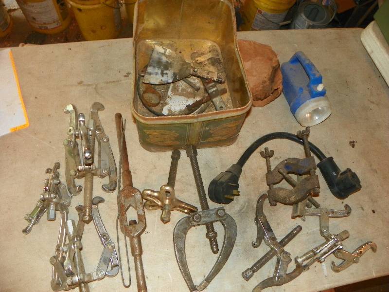 lot 148 image: GARAGE MISC ITEMS, PULLERS