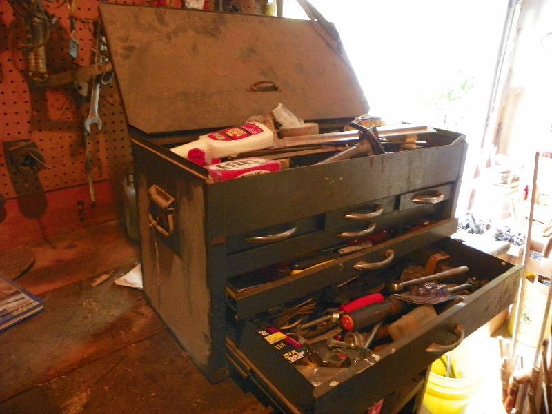 lot 156 image: METAL TOOLBOX WITH CONTENTS