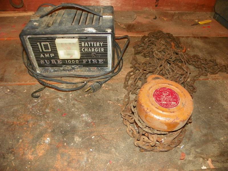 lot 162 image: BATTERY CHARGER AND 12 TON CHAIN HOIST