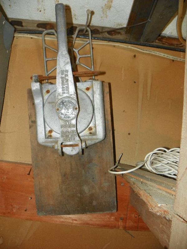 lot 243 image: HOLLY MOLDING DEVICE