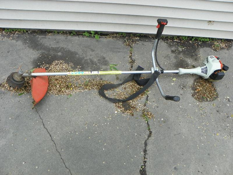 lot 263 image: STIHL GAS TRIMMER