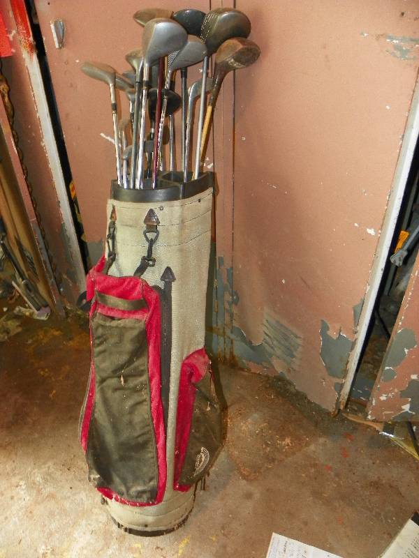 lot 280 image: GOLF CLUBS AND BAG