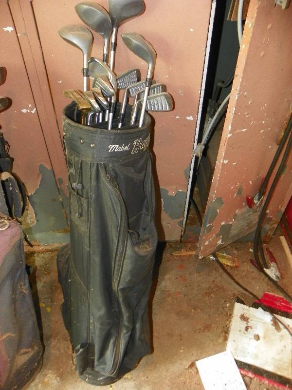 lot 284 image: GOLF CLUBS AND BAG