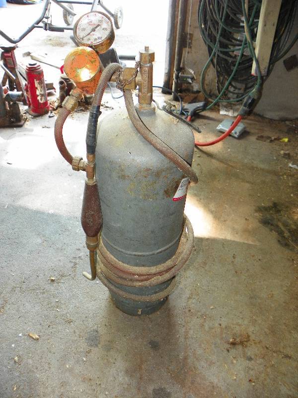 lot 289 image: TANK WITH GAUGE AND HOSE